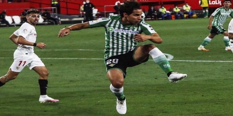 En la reanudación de La Liga , Sevilla derrota 2-0 al Betis