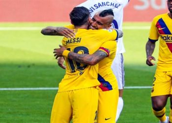 Barcelona gana en Villarreal y sigue en la lucha por el título