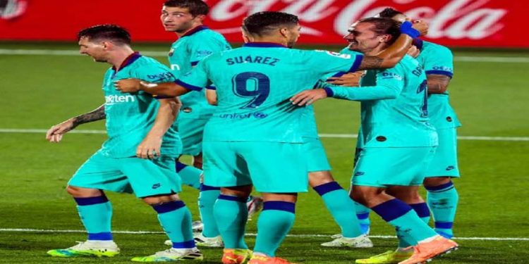 Barcelona vence al Villarreal y se mantiene con vida en la lucha por el título