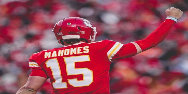 Patrick Mahomes firmó una extensión de contrato con los Chiefs por 10 temporadas y 503 MDD