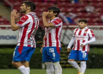 Chivas deja ir el triunfo ante Querétaro