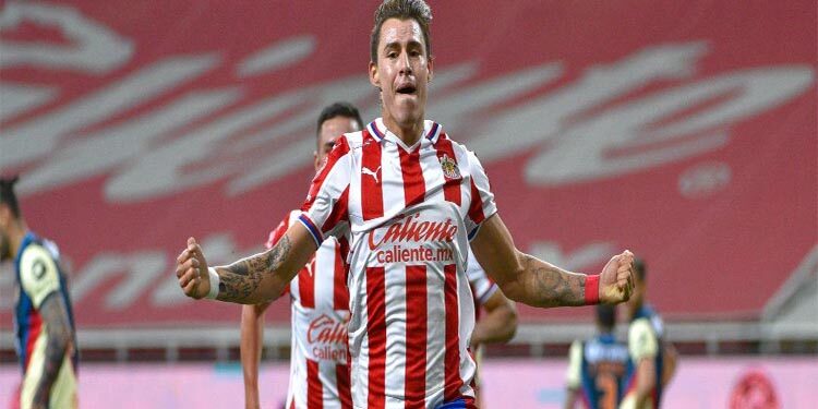 Chivas toma ventaja ante América