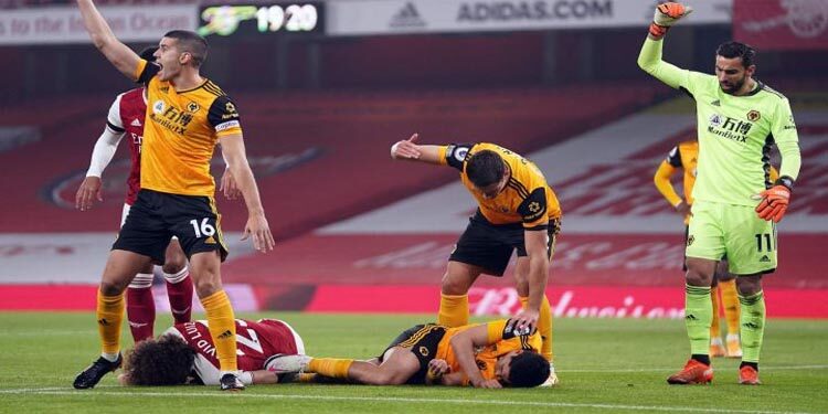 Raúl Jiménez salió en camilla luego de un choque con de cabezas con David Luiz