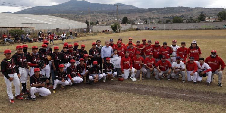 Raúl Morón Orozco, entregó material deportivo a equipos de la Liga de Béisbol de Capula