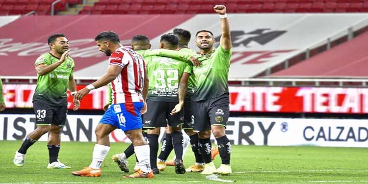 Los Bravos vencen a Chivas y logran su primera victoria del torneo