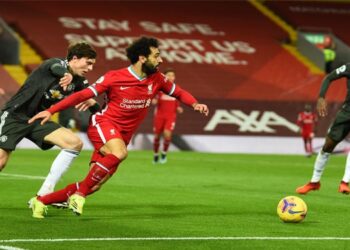 Manchester United empata con el Liverpool y mantiene el liderato