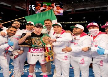 ‘Canelo’ Álvarez vence a Avni Yildirim y retuvo sus títulos supermedianos del CMB y AMB