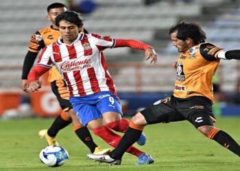 Tuzos y Chivas dividen puntos