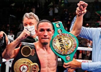 Gallo’ Estrada vence al ‘Chocolatito’ González y es doble campeón mundial supermosca