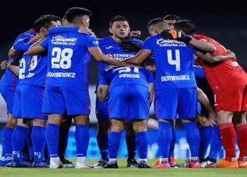Cruz Azul vence a Pumas y mantiene el liderato general