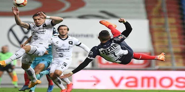 Rayados despluma a los Gallos