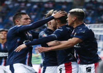 Chivas gana en Monterrey y se aferra a la Liguilla