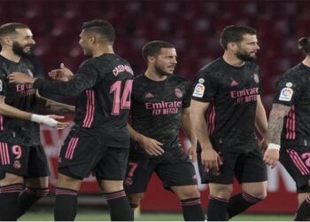 El Real Madrid goleó al Granada y se mantiene en la pelea por el título