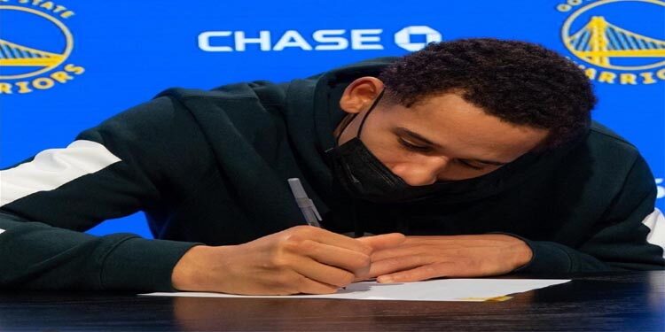 El mexicano Juan Toscano renueva contrato de dos años con los Warriors