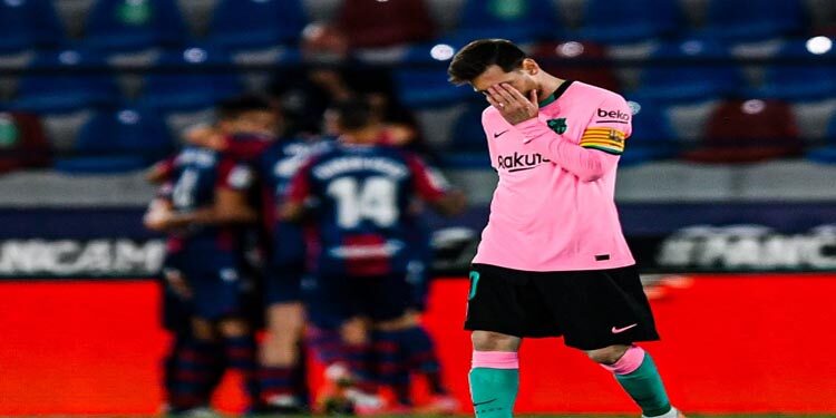 Barcelona empata con Levante y se aleja del título