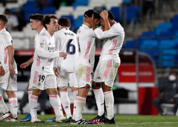 El Real Madrid vence al Osasuna y sigue a la caza del Atlético de Madrid