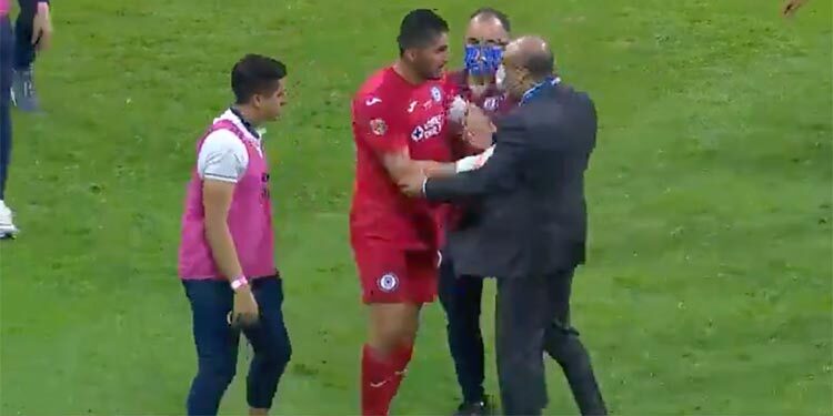 Jesús Corona es suspendido dos partidos por agredir al Comisario