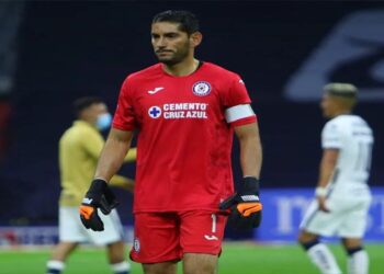 Jesús Corona se pierde el inicio del torneo por una fractura en la mano derecha