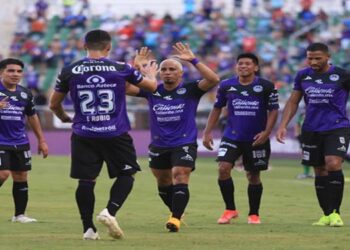Mazatlán remonta y es líder del torneo