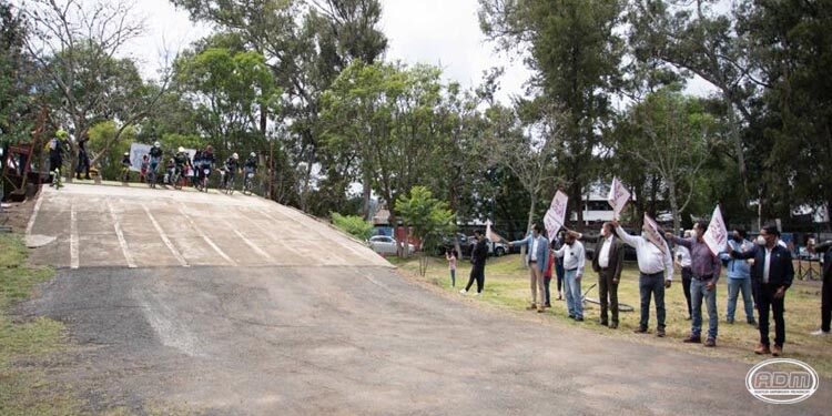 Humberto Arróniz entrega arrancador para pista BMX