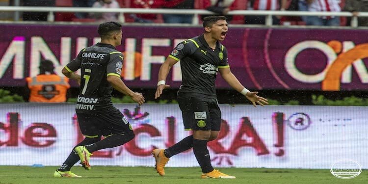 Chivas vence a Necaxa y logra su primera victoria en casa