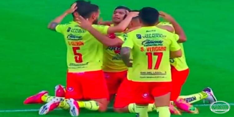 Los Canarios picotean a los Toros y logran su primera victoria del torneo