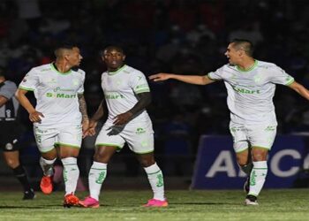 Los Bravos descarrilan a la Máquina y logran su primera victoria