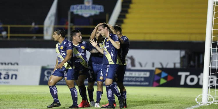 Los Canarios dan el grito en Mérida y se traen los cuatro puntos