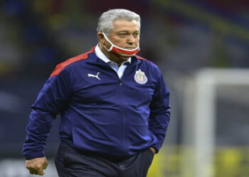 OFICIAL | Víctor Manuel es cesado como técnico de Chivas