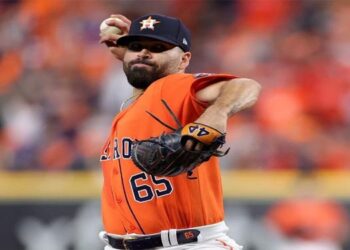 José Urquidy hace historia al ganar el Juego 2 de la serie Mundial