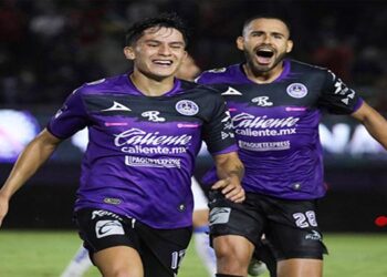 Los cañoneros despluman a los Gallos y sueñan con Liguilla