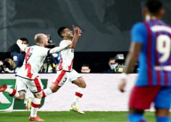 Rayo Vallevano gana y agudiza crisis del Barcelona