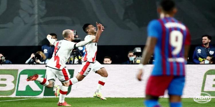 Rayo Vallevano gana y agudiza crisis del Barcelona