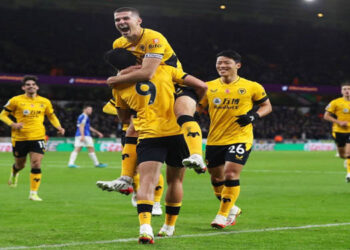 Raúl Jiménez anotó su gol 50 con los Wolves en el triunfo ante el Everton
