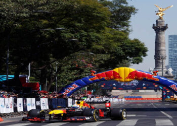 ‘Checo’ Pérez reunió a más de 100 mil aficionados durante el Red Bull Show Run CDMX 2021