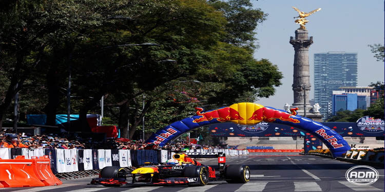 ‘Checo’ Pérez reunió a más de 100 mil aficionados durante el Red Bull Show Run CDMX 2021