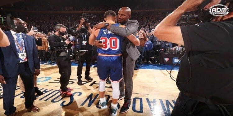 Stephen Curry, se convirtió en el máximo anotador de triples de la NBA