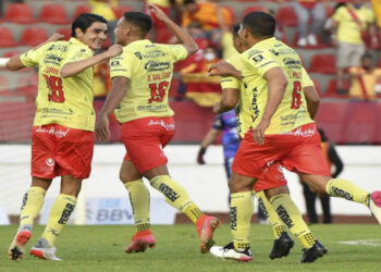 Los Canarios debutan con goleada ante Coyotes