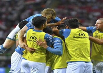 Puebla remonta y se aferra al liderato general