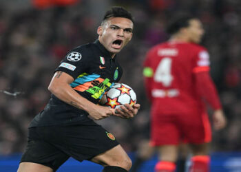 Liverpool sufre para avanzar a Cuartos de Final