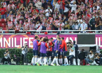 Chivas vence a Pumas y asegura Repechaje