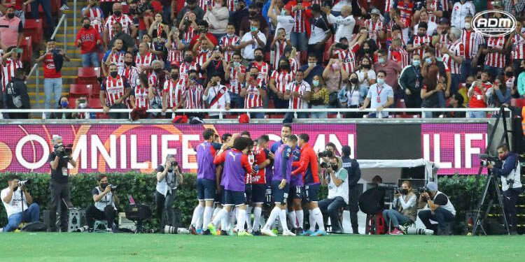 Chivas vence a Pumas y asegura Repechaje