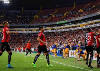 Atlas doma a los Tigres y pone pie y medio en la Final