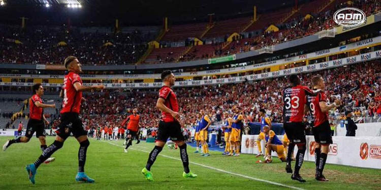 Atlas doma a los Tigres y pone pie y medio en la Final