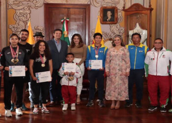 Alfonso Martínez entrega reconocimientos y apoyos a deportistas brillantes
