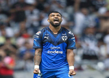 En duelo de volteretas, Rayados vence al América