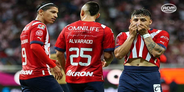 Chivas vence a Pumas y liga su tercera victoria consecutiva