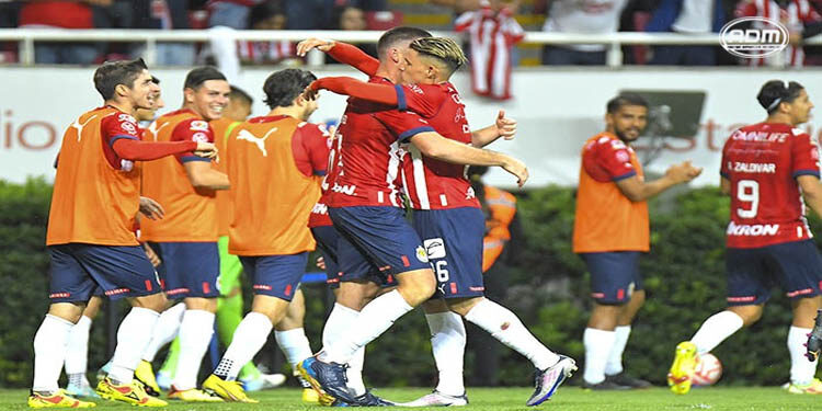 Chivas logra su primera victoria en casa