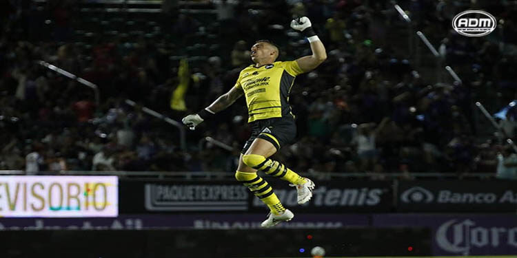 Mazatlán logra su primera victoria del torneo y agudiza la crisis en Chivas
