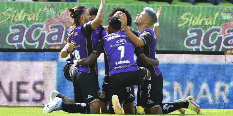 Los Cañoneros golean a la Fiera en su casa